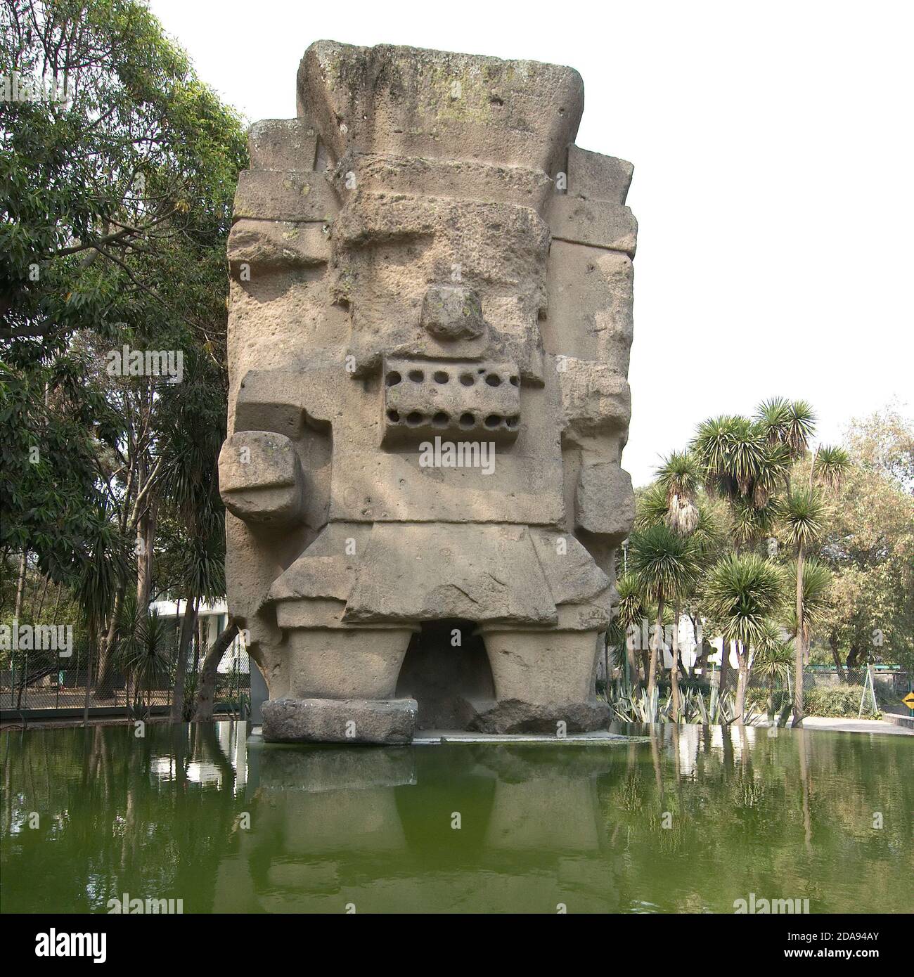 Azteken-Skulptur am Eingang des Anthropologischen Museums in Mexiko-Stadt, Mexiko. Stockfoto