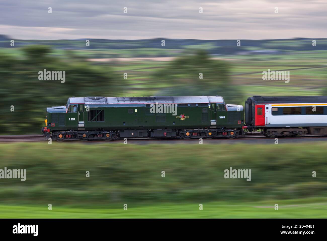 BR Green Baureihe 37 Lokomotive 37521 mit dem 'Staycation Express' Trainieren Sie mit Geschwindigkeit auf der Linie zur Carlisle-Bahn Stockfoto