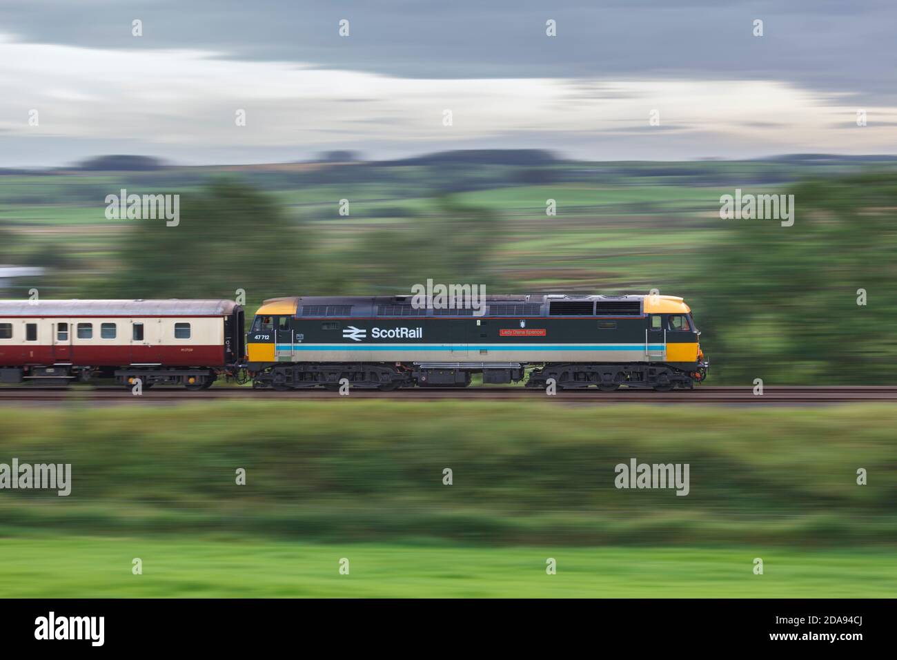 ScotRail Baureihe 47 Lokomotive 47712 Lady Diana Spencer schleppt die 'Staycation Express' Zug mit Geschwindigkeit auf dem Settle nach Carlisle Bahnstrecke Stockfoto