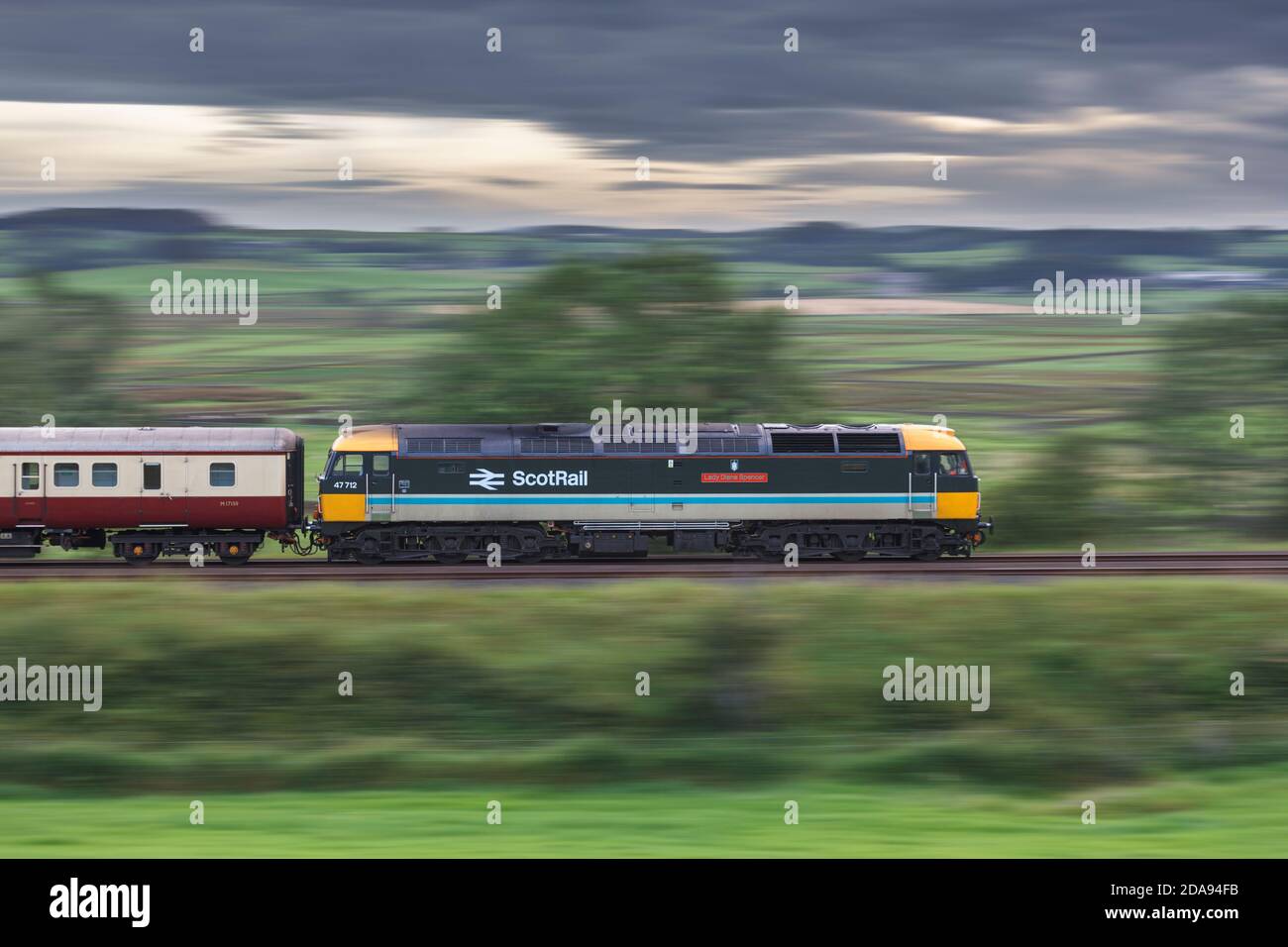 ScotRail Baureihe 47 Lokomotive 47712 Lady Diana Spencer schleppt die 'Staycation Express' Zug mit Geschwindigkeit auf dem Settle nach Carlisle Bahnstrecke Stockfoto