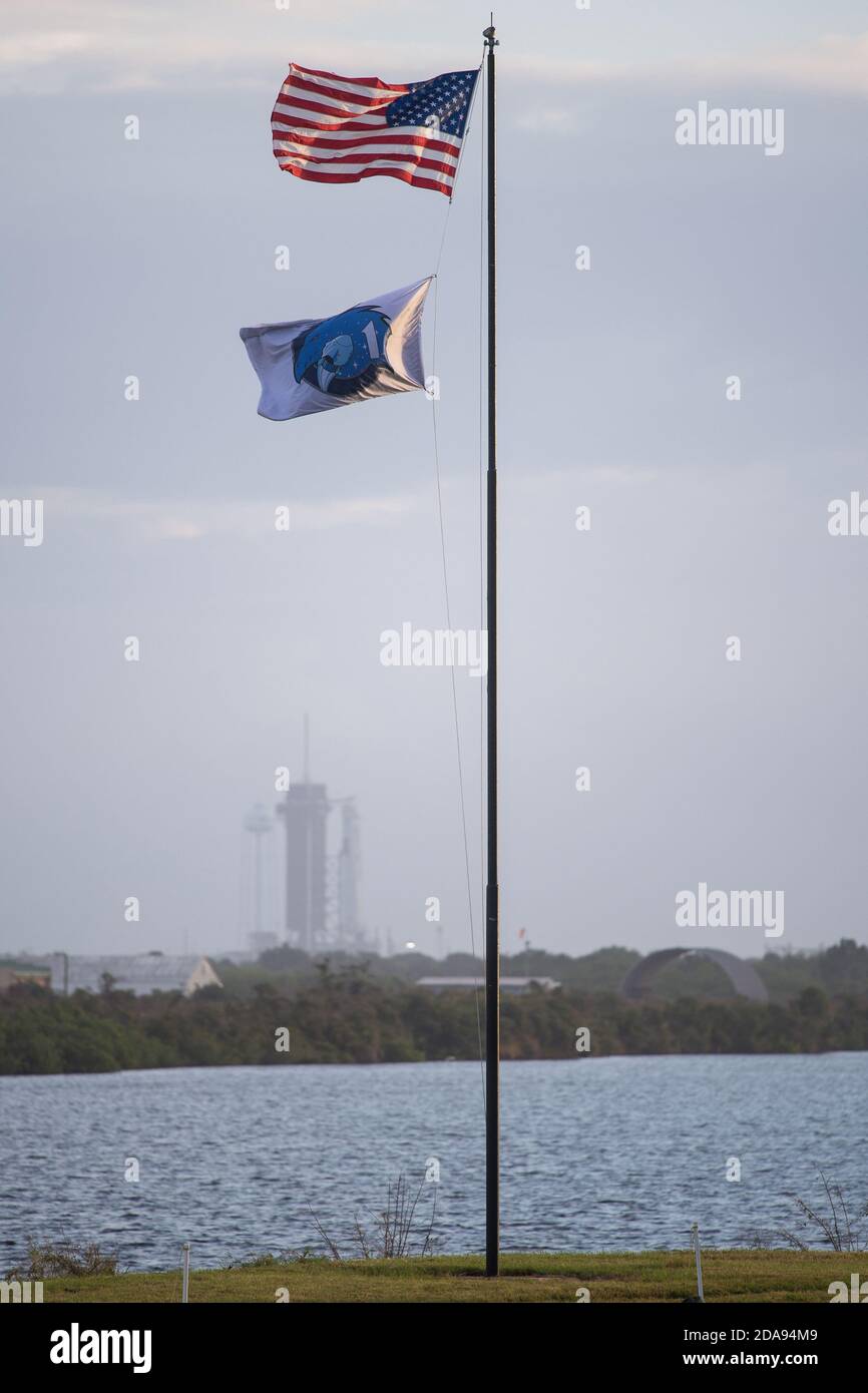 Die amerikanische Flagge und eine Flagge mit dem Aufnäher für die NASA-Mission SpaceX Crew-1 sind am 10. November 2020 auf der Pressestelle im Kennedy Space Center der NASA in Florida zu sehen. Die SpaceX Crew-1-Mission der NASA ist die erste operative Mission der Raumsonde SpaceX Crew Dragon und der Falcon 9-Rakete zur Internationalen Raumstation im Rahmen des Commercial Crew Program der Agentur. Die NASA-Astronauten Mike Hopkins, Victor Glover und Shannon Walker sowie der Astronaut Soichi Noguchi der Japan Aerospace Exploration Agency (JAXA) werden am Samstag, den 14. November, um 19:49 Uhr EST von starten Stockfoto