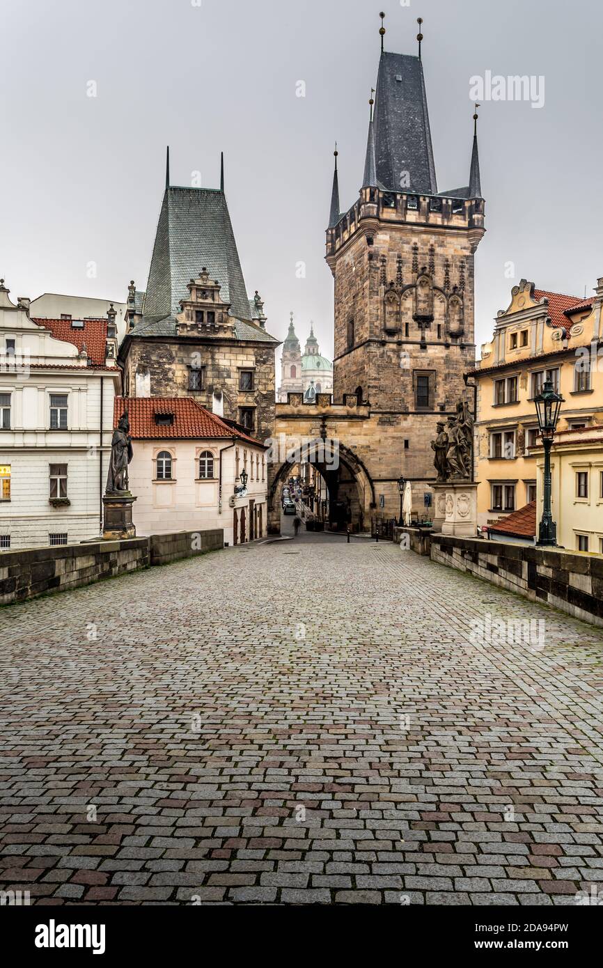 Herbstdämmerung im historischen Prag an der Karlsbrücke über der Moldau. Prag, ENESCO-Denkmal, Tschechische Republik Stockfoto