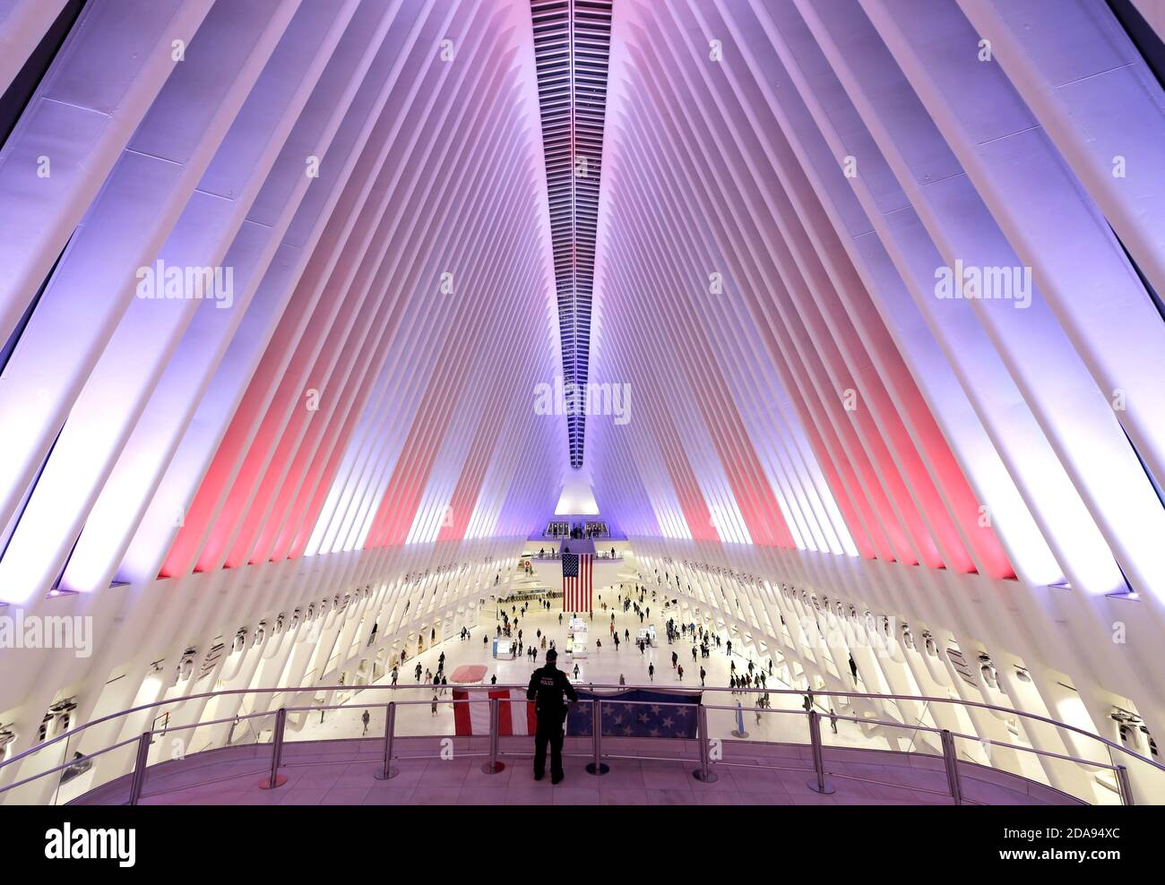 New York, Usa. November 2020. Die Port Authority erinnert am Dienstag, den 10. November 2020, an den Tag der Veteranen mit seiner ersten LED-Beleuchtung in Rot, Weiß und Blau im .Oculus Transportation Hub auf dem Gelände des World Trade Center in New York City. Die neuen 13,000 LED-Leuchten werden die CO2-Emissionen um 4,500 Tonnen pro Jahr reduzieren und ermöglichen Farbwechsel-Optionen für Gedenkveranstaltungen wie Veterans Day Foto von John Angelillo/UPI Kredit: UPI/Alamy Live News Stockfoto