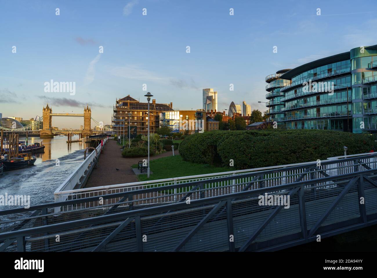 London City 20 Oct 2020, London Bridge Blick bei Sonnenaufgang vom Hermitage Pier Stockfoto