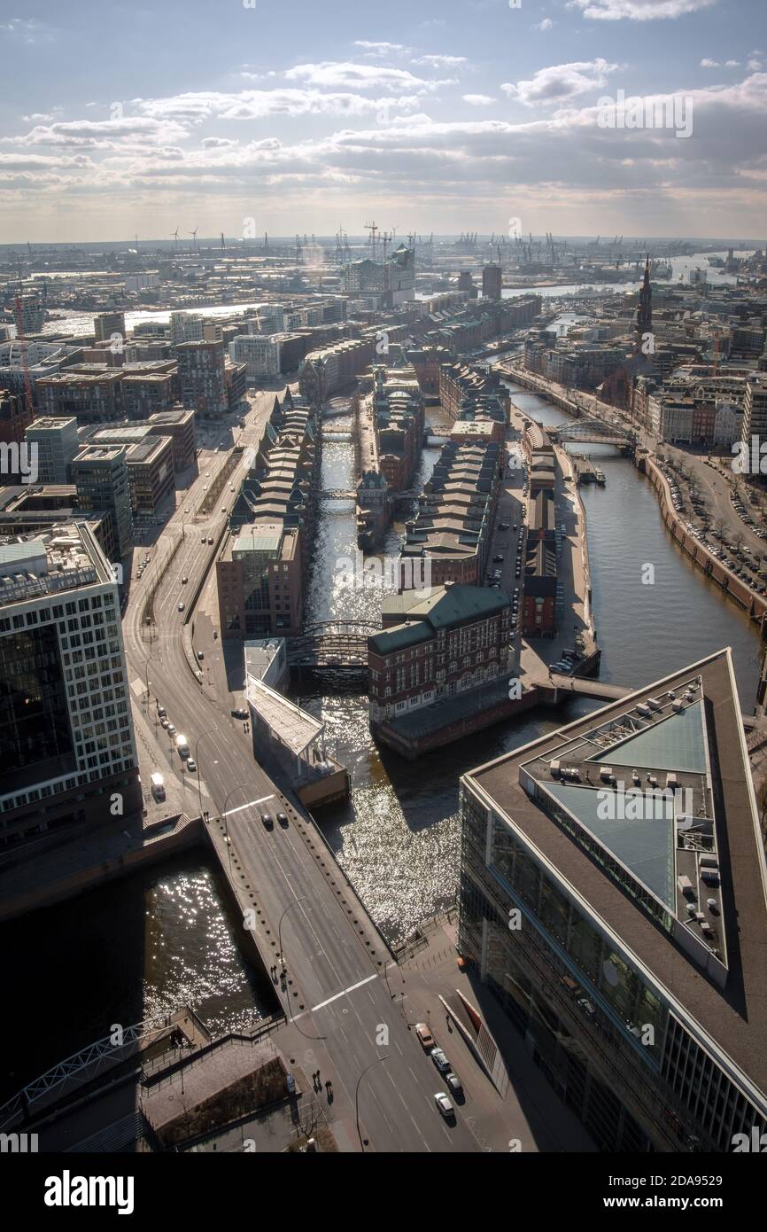 Die Speicherstadt in Hamburg mit der Elbphilharmonie von oben Stockfoto