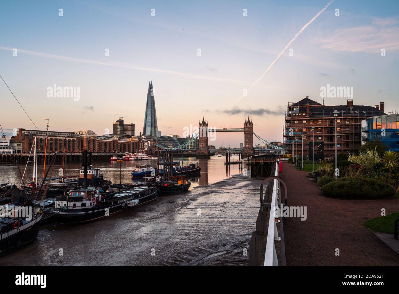 London City 20 Oct 2020, London Bridge Blick bei Sonnenaufgang vom Hermitage Pier Stockfoto