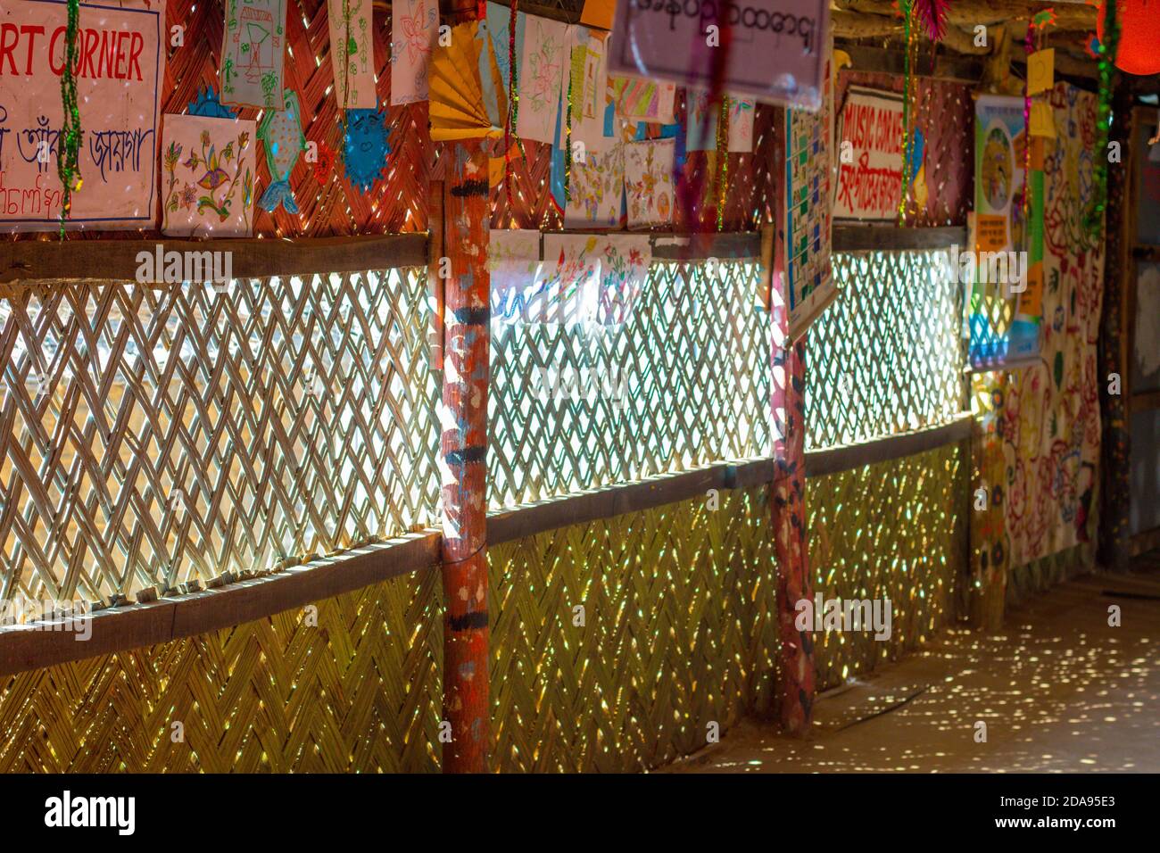 Kinder kommen aus einer religiösen Schule in Kutupalong Rohingya Camp in Coxs Bazar, Bangladesch. Das Foto wurde im November 2017 aufgenommen Stockfoto