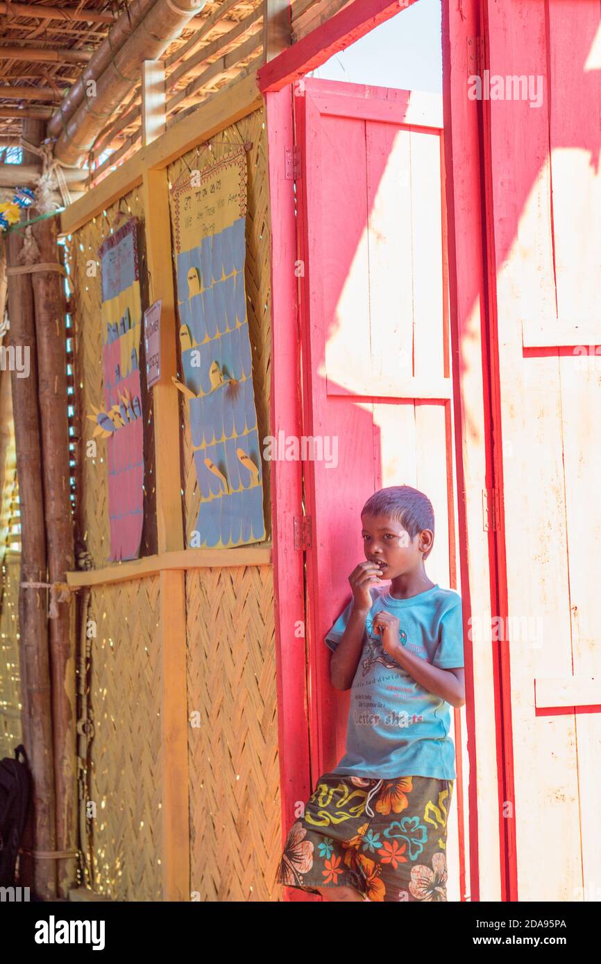 COX'S BAZAR, BANGLADESCH - 25. NOVEMBER 2017: Rohingya muslimische Flüchtlingskinder im Camp Learning Center. Stockfoto