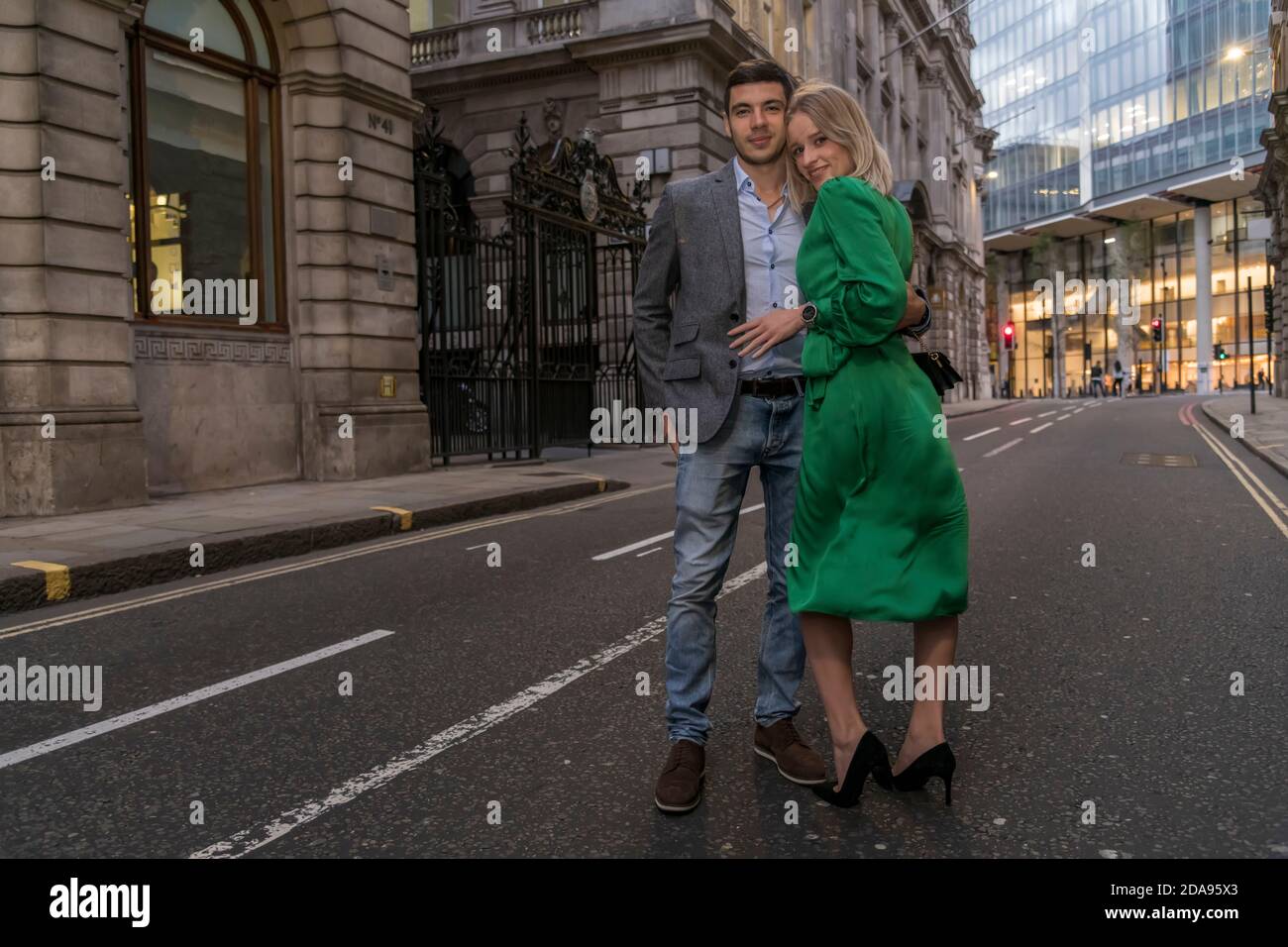 Junges flirty Paar posiert auf einer Straße von City in London, Großbritannien Stockfoto