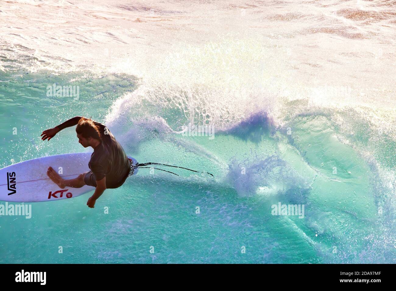 Nahaufnahme eines hochenergetischen, silhouettierten Surfers auf Maui. Stockfoto