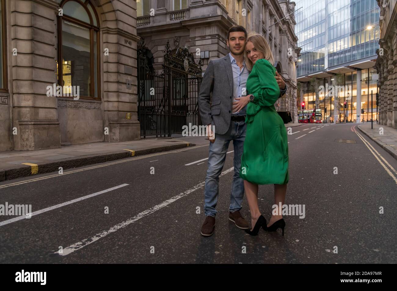 Junges flirty Paar posiert auf einer Straße von City in London, Großbritannien Stockfoto