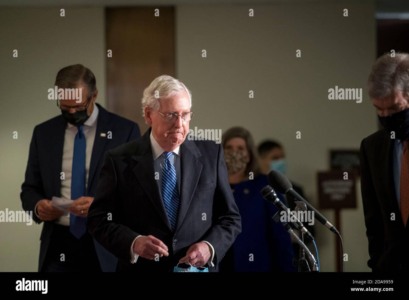 Mitch McConnell (Republikaner von Kentucky), Mehrheitsführer des US-Senats, kommt zu uns, um nach dem GOP-Mittagessen im Hart Senate Office Building in Washington, DC, Dienstag, 10. November 2020, Bemerkungen und Fragen von Reportern zu geben. Kredit: Rod Lampey/CNP Verwendung weltweit Stockfoto Mitch McConnell (Republikaner von Kentucky), Mehrheitsführer des US-Senats, kommt zu uns, um nach dem GOP-Mittagessen im Hart Senate Office Building in Washington, DC, Dienstag, 10. November 2020, Bemerkungen und Fragen von Reportern zu geben. Kredit: Rod Lampey/CNP Verwendung weltweit Stockfoto