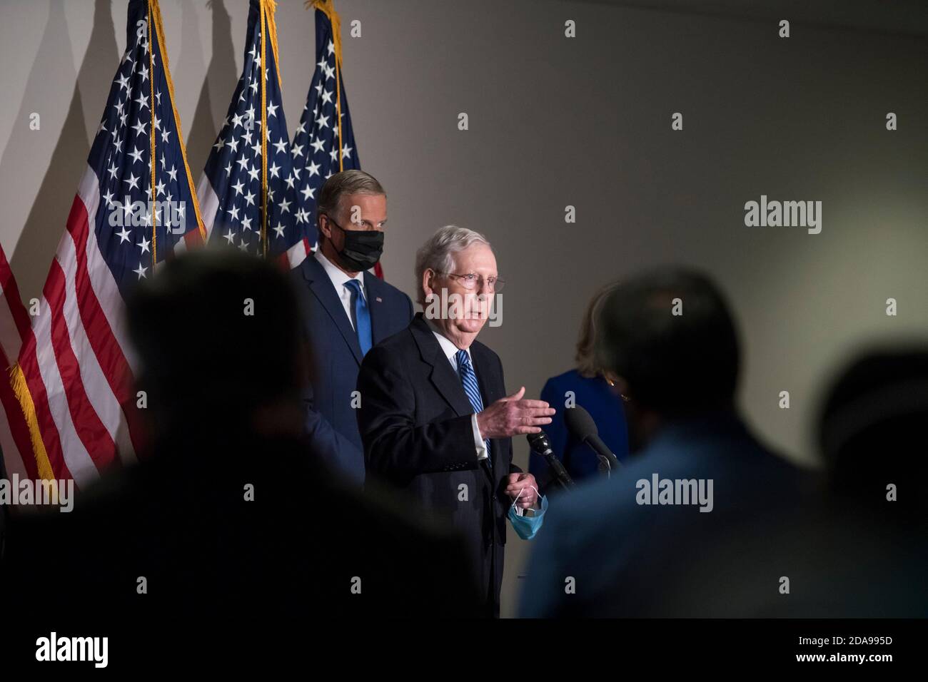 Mitch McConnell (Republikaner von Kentucky), der Mehrheitsführer des US-Senats, bietet nach dem GOP-Mittagessen im Hart Senate Office Building in Washington, DC, Dienstag, 10. November 2020, Kommentare und Fragen von Reportern an. Kredit: Rod Lampey/CNP Verwendung weltweit Stockfoto Mitch McConnell (Republikaner von Kentucky), der Mehrheitsführer des US-Senats, bietet nach dem GOP-Mittagessen im Hart Senate Office Building in Washington, DC, Dienstag, 10. November 2020, Kommentare und Fragen von Reportern an. Kredit: Rod Lampey/CNP Verwendung weltweit Stockfoto