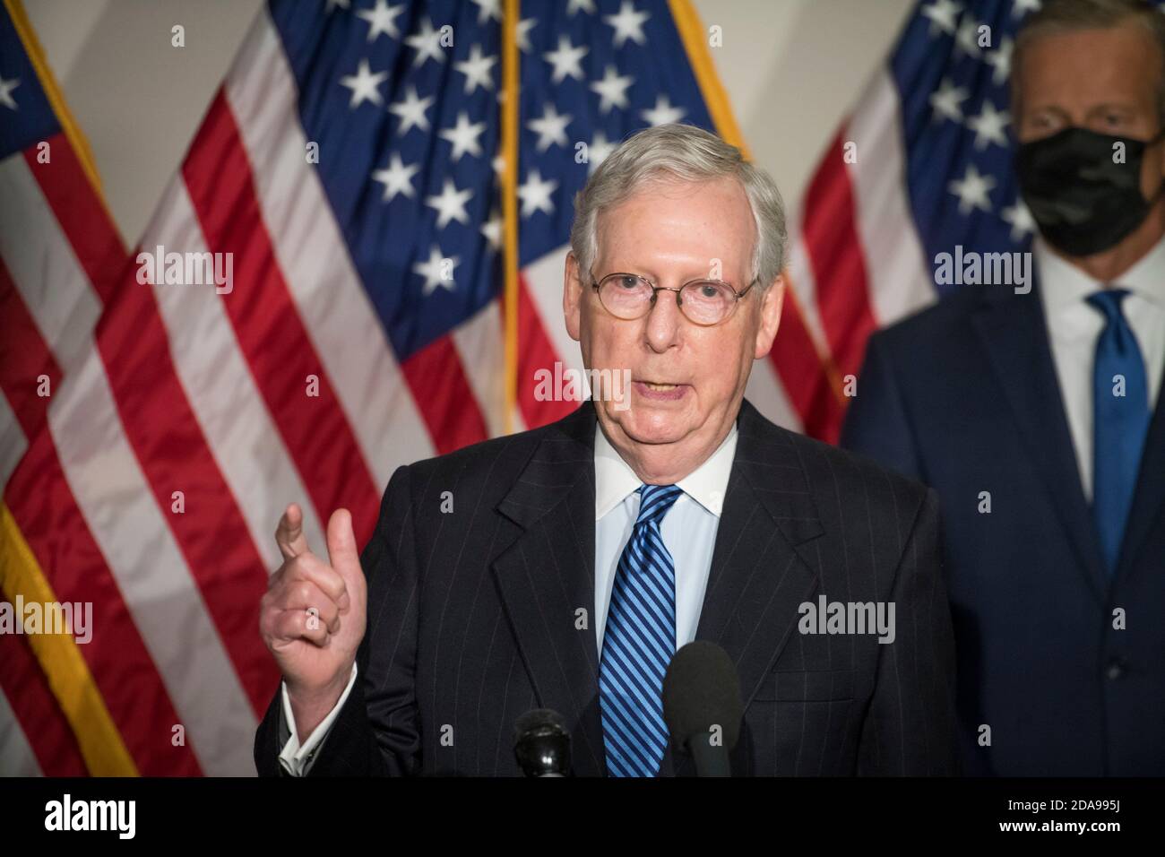 Mitch McConnell (Republikaner von Kentucky), der Mehrheitsführer des US-Senats, bietet nach dem GOP-Mittagessen im Hart Senate Office Building in Washington, DC, Dienstag, 10. November 2020, Kommentare und Fragen von Reportern an. Kredit: Rod Lampey/CNP Verwendung weltweit Stockfoto Mitch McConnell (Republikaner von Kentucky), der Mehrheitsführer des US-Senats, bietet nach dem GOP-Mittagessen im Hart Senate Office Building in Washington, DC, Dienstag, 10. November 2020, Kommentare und Fragen von Reportern an. Kredit: Rod Lampey/CNP Verwendung weltweit Stockfoto