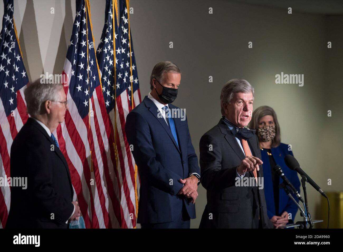 Der US-Senator Roy Blunt (Republikaner von Missouri) bietet nach dem GOP-Mittagessen im Hart Senate Office Building in Washington, DC, Dienstag, den 10. November 2020, Kommentare und Fragen von Reportern an. Kredit: Rod Lampey/CNP Verwendung weltweit Stockfoto