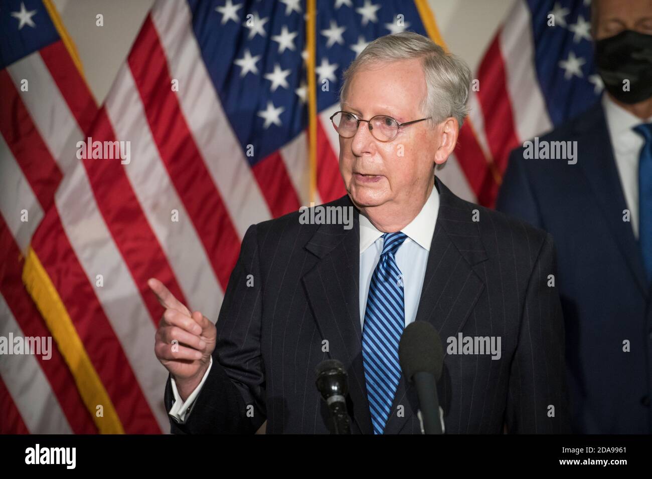 Mitch McConnell (Republikaner von Kentucky), der Mehrheitsführer des US-Senats, bietet nach dem GOP-Mittagessen im Hart Senate Office Building in Washington, DC, Dienstag, 10. November 2020, Kommentare und Fragen von Reportern an. Kredit: Rod Lampey/CNP Verwendung weltweit Stockfoto Mitch McConnell (Republikaner von Kentucky), der Mehrheitsführer des US-Senats, bietet nach dem GOP-Mittagessen im Hart Senate Office Building in Washington, DC, Dienstag, 10. November 2020, Kommentare und Fragen von Reportern an. Kredit: Rod Lampey/CNP Verwendung weltweit Stockfoto