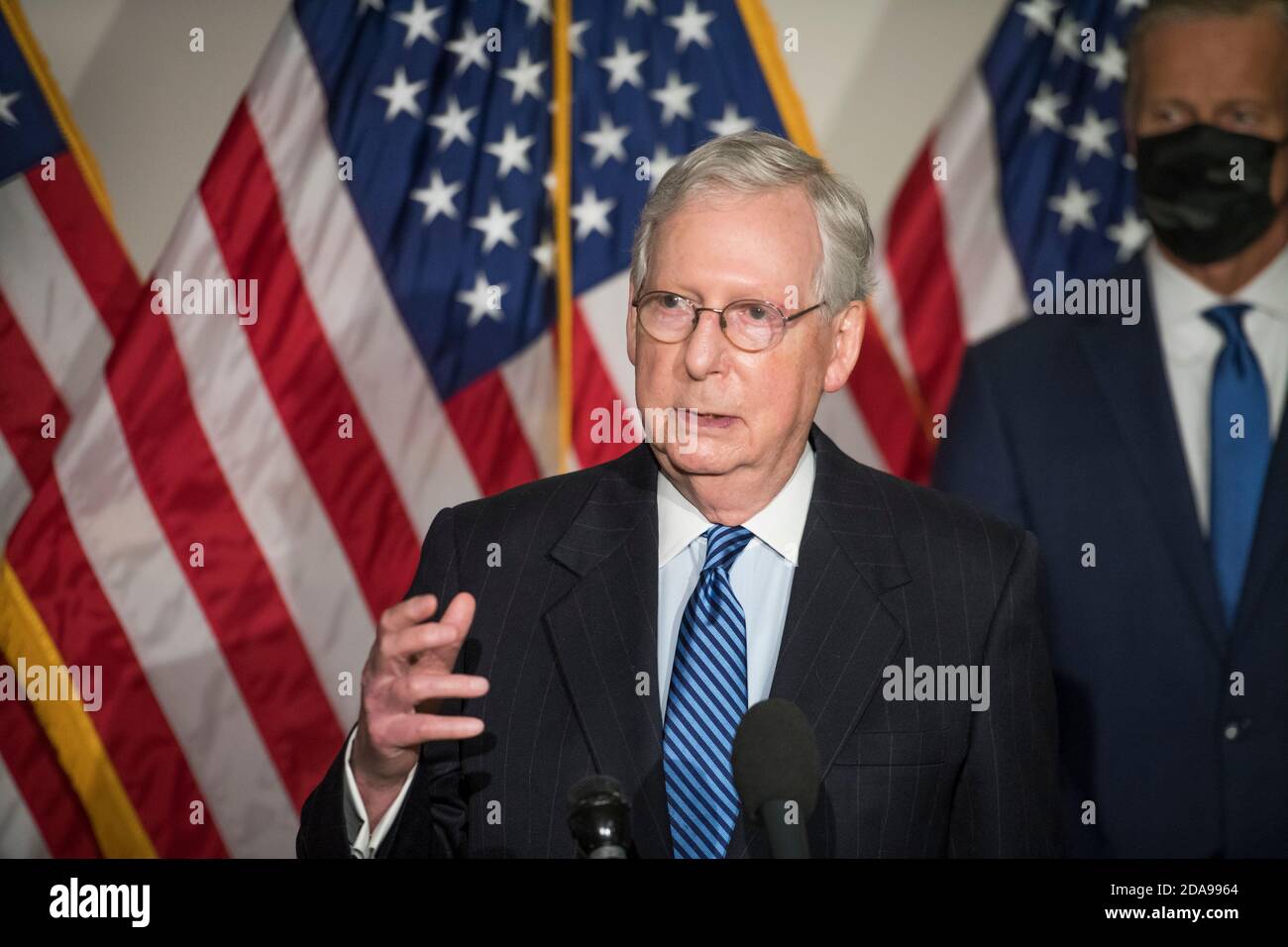Mitch McConnell (Republikaner von Kentucky), der Mehrheitsführer des US-Senats, bietet nach dem GOP-Mittagessen im Hart Senate Office Building in Washington, DC, Dienstag, 10. November 2020, Kommentare und Fragen von Reportern an. Kredit: Rod Lampey/CNP Verwendung weltweit Stockfoto Mitch McConnell (Republikaner von Kentucky), der Mehrheitsführer des US-Senats, bietet nach dem GOP-Mittagessen im Hart Senate Office Building in Washington, DC, Dienstag, 10. November 2020, Kommentare und Fragen von Reportern an. Kredit: Rod Lampey/CNP Verwendung weltweit Stockfoto