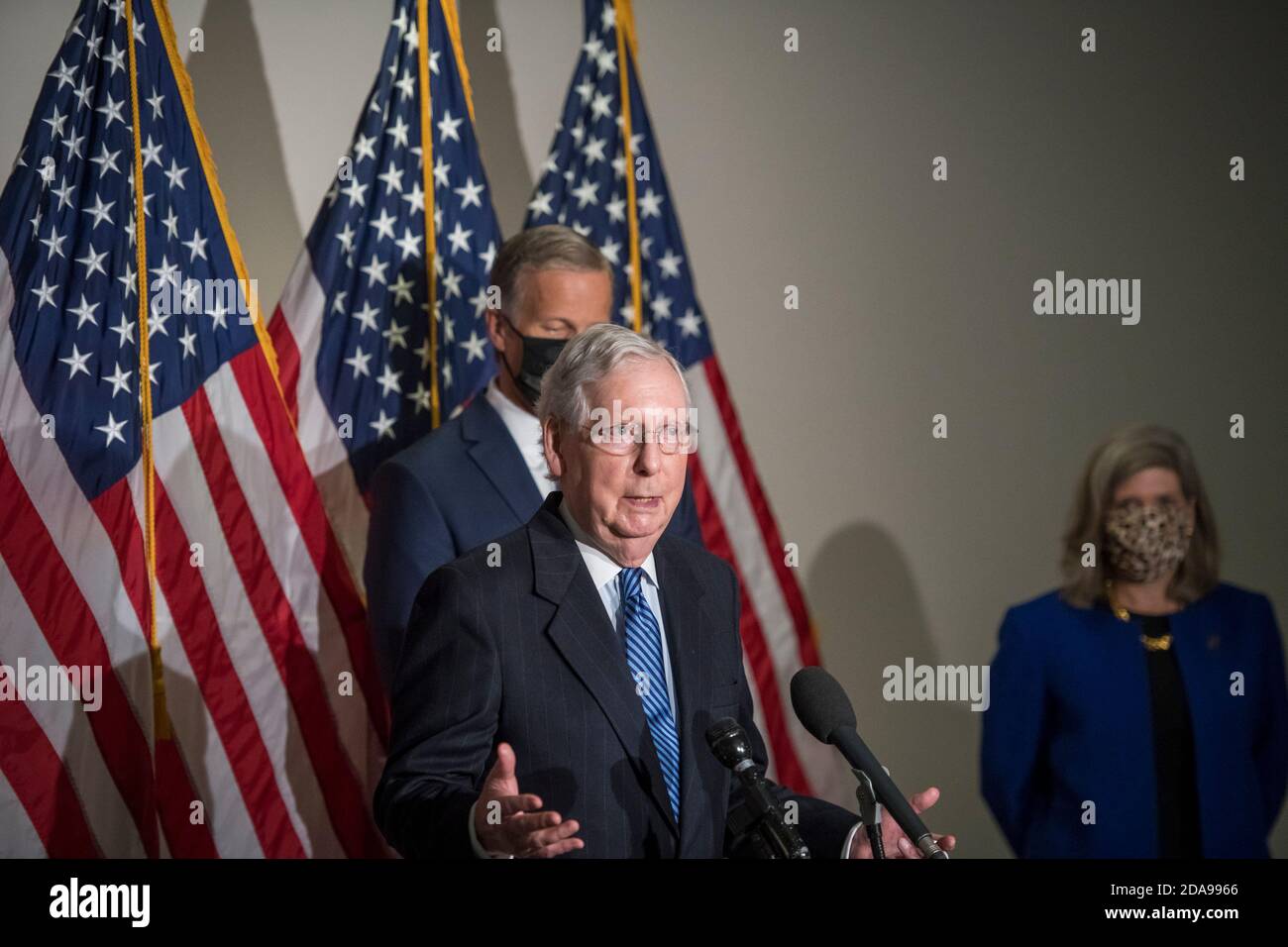 Mitch McConnell (Republikaner von Kentucky), der Mehrheitsführer des US-Senats, bietet nach dem GOP-Mittagessen im Hart Senate Office Building in Washington, DC, Dienstag, 10. November 2020, Kommentare und Fragen von Reportern an. Kredit: Rod Lampey/CNP Verwendung weltweit Stockfoto Mitch McConnell (Republikaner von Kentucky), der Mehrheitsführer des US-Senats, bietet nach dem GOP-Mittagessen im Hart Senate Office Building in Washington, DC, Dienstag, 10. November 2020, Kommentare und Fragen von Reportern an. Kredit: Rod Lampey/CNP Verwendung weltweit Stockfoto