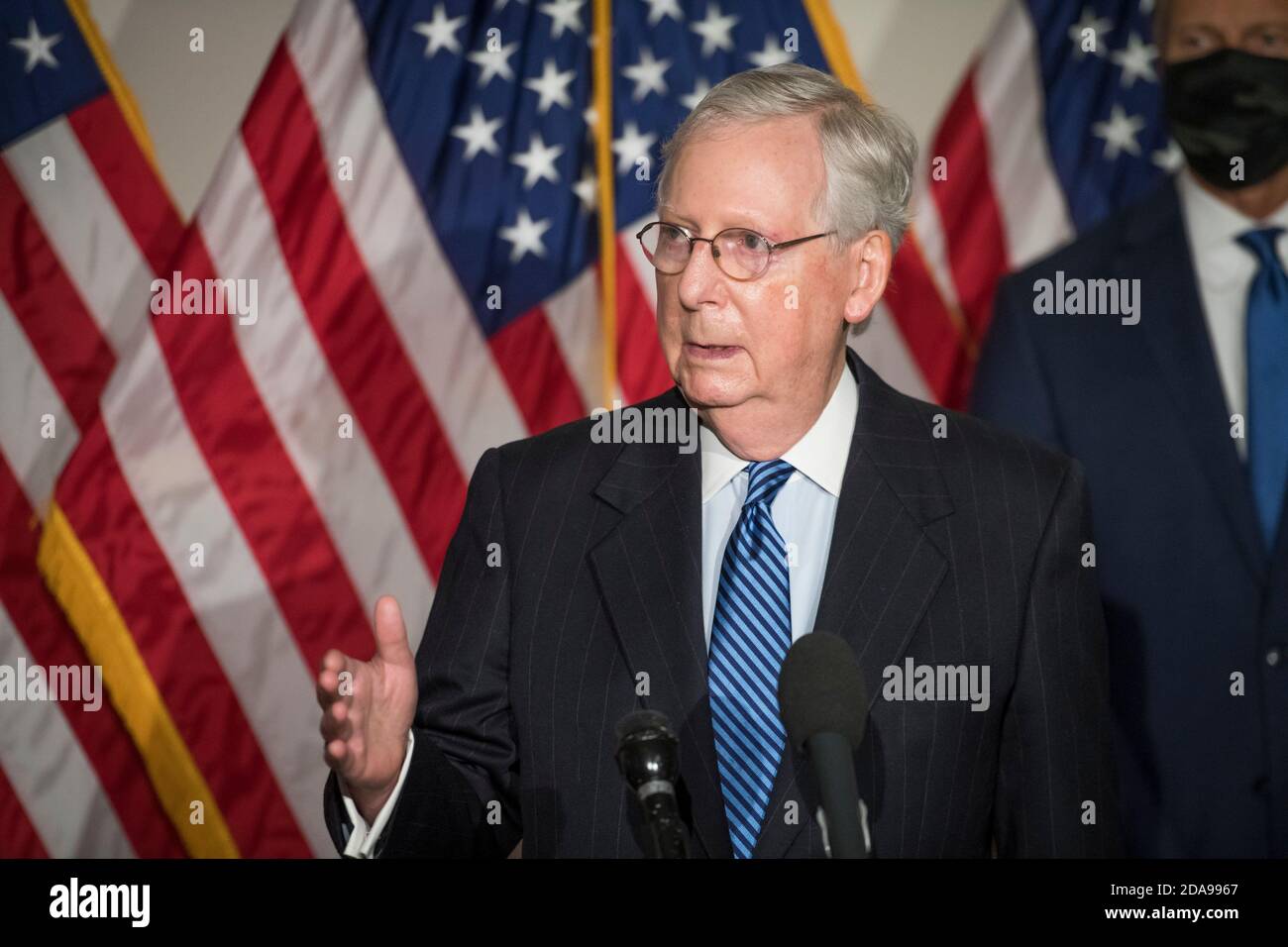 Mitch McConnell (Republikaner von Kentucky), der Mehrheitsführer des US-Senats, bietet nach dem GOP-Mittagessen im Hart Senate Office Building in Washington, DC, Dienstag, 10. November 2020, Kommentare und Fragen von Reportern an. Kredit: Rod Lampey/CNP Verwendung weltweit Stockfoto Mitch McConnell (Republikaner von Kentucky), der Mehrheitsführer des US-Senats, bietet nach dem GOP-Mittagessen im Hart Senate Office Building in Washington, DC, Dienstag, 10. November 2020, Kommentare und Fragen von Reportern an. Kredit: Rod Lampey/CNP Verwendung weltweit Stockfoto