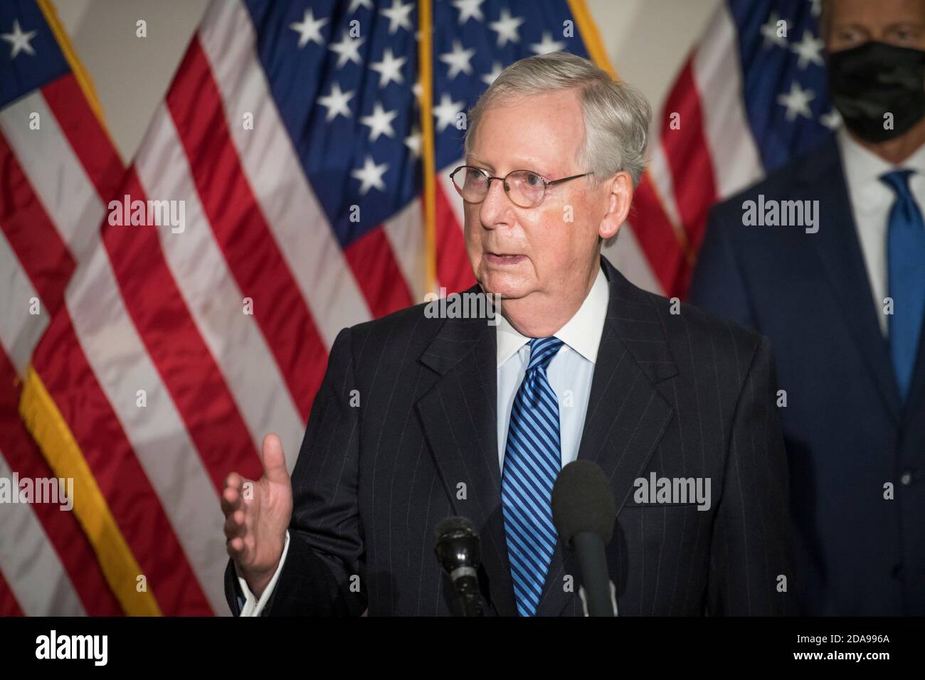 Mitch McConnell (Republikaner von Kentucky), der Mehrheitsführer des US-Senats, bietet nach dem GOP-Mittagessen im Hart Senate Office Building in Washington, DC, Dienstag, 10. November 2020, Kommentare und Fragen von Reportern an. Kredit: Rod Lampey/CNP Verwendung weltweit Stockfoto Mitch McConnell (Republikaner von Kentucky), der Mehrheitsführer des US-Senats, bietet nach dem GOP-Mittagessen im Hart Senate Office Building in Washington, DC, Dienstag, 10. November 2020, Kommentare und Fragen von Reportern an. Kredit: Rod Lampey/CNP Verwendung weltweit Stockfoto