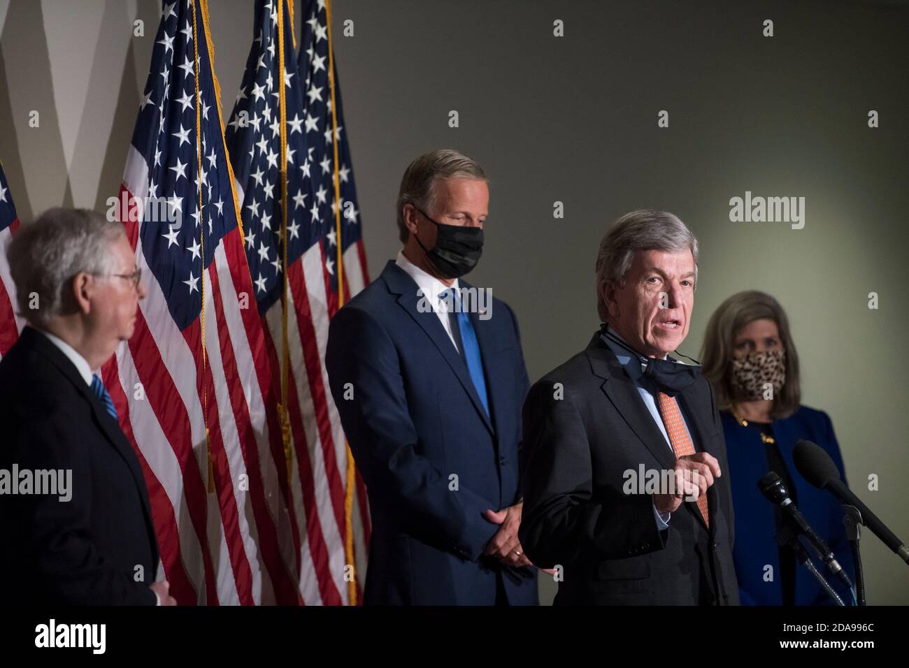 Der US-Senator Roy Blunt (Republikaner von Missouri) bietet nach dem GOP-Mittagessen im Hart Senate Office Building in Washington, DC, Dienstag, den 10. November 2020, Kommentare und Fragen von Reportern an. Kredit: Rod Lampey/CNP Verwendung weltweit Stockfoto