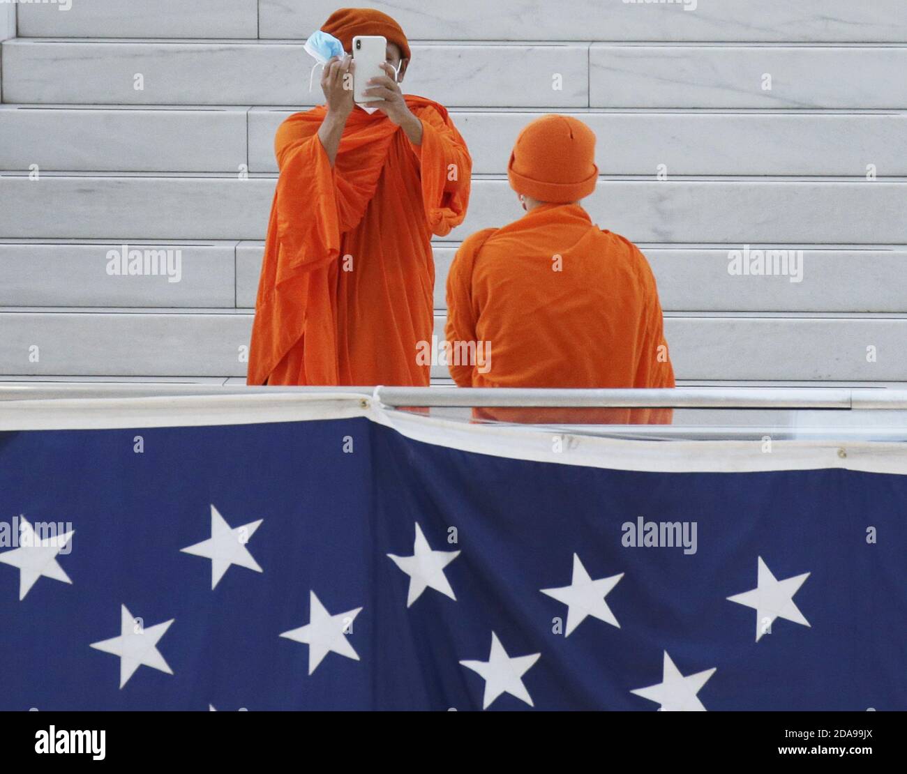 New York, Usa. November 2020. Am Dienstag, den 10. November 2020, erinnert die Hafenbehörde am Oculus Transportation Hub am World Trade Center in New York City an den Tag der Veteranen, um Fotos in der Nähe einer riesigen amerikanischen Flagge zu machen. Die neuen 13,000 LED-Leuchten werden die CO2-Emissionen um 4,500 Tonnen pro Jahr reduzieren und Farbwechsel-Optionen für Gedenkveranstaltungen wie Veterans Day ermöglichen. Foto von John Angelillo/UPI Kredit: UPI/Alamy Live Nachrichten Stockfoto