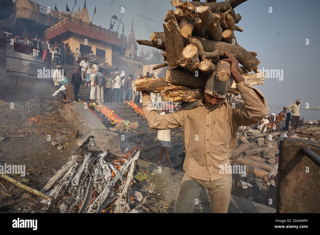 Varanasi, Indien, Januar 2008. Feuerbestattung in Manikarnika, dem wichtigsten brennenden Ghat in der Stadt. Stockfoto