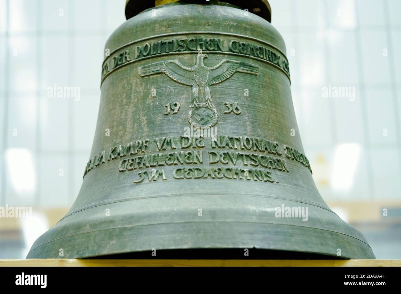 Speyer, Deutschland. Oktober 2020. Eine sogenannte Hitlerglocke, die Essinger Glocke, befindet sich im Sammlungszentrum des Historischen Museums der Pfalz. Die Seite der Glocke zeigt einen Kaiseradler mit einem Hakenkreuz in einem Eichenblattkranz und der Inschrift "Eigentum der politischen Gemeinde Essingen/zum Gedenken an die im Kampf für den Volksaufstand verstorbenen Deutschen". (To dpa 'Brown the Glocken never Klang - What to do with NS Reliquien in churches') Quelle: Uwe Anspach/dpa/Alamy Live News Stockfoto