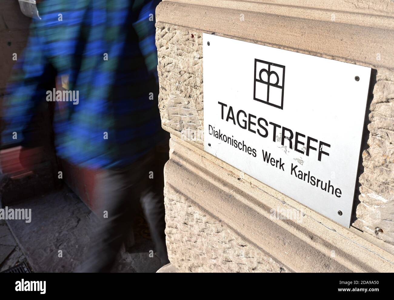 Karlsruhe, Deutschland. November 2020. Eine Person geht in die Einrichtung 'Tagedreff Tür' der Diakonie Karlsruhe. Viele Obdachlose und Obdachlose sind im Zuge der Corona-Pandemie zusätzlich in Not und haben sich mehr und mehr verschuldet (zu dpa: 'Probleme für Obdachlose wegen Corona-Schulden und herannahenden Winters') Quelle: Uli Deck/dpa/Alamy Live News Stockfoto