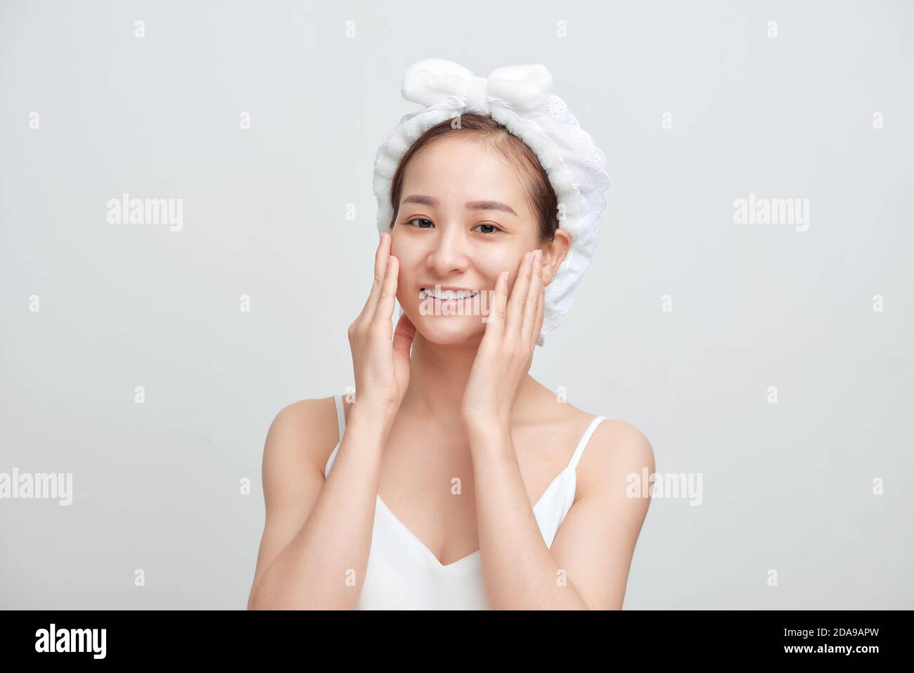 Beauty Spa-Konzept. Fröhliche asiatische Frau Anwendung schäumende Reinigungsmittel, hat saubere frische gesunde Haut. Stockfoto