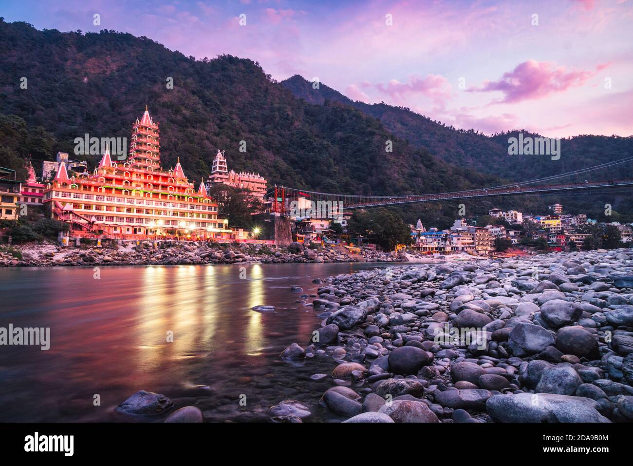 rishikesh Yoga Hauptstadt der Welt Blick vom ganga Fluss sonnenaufgang mit Reisfeld Stockfoto