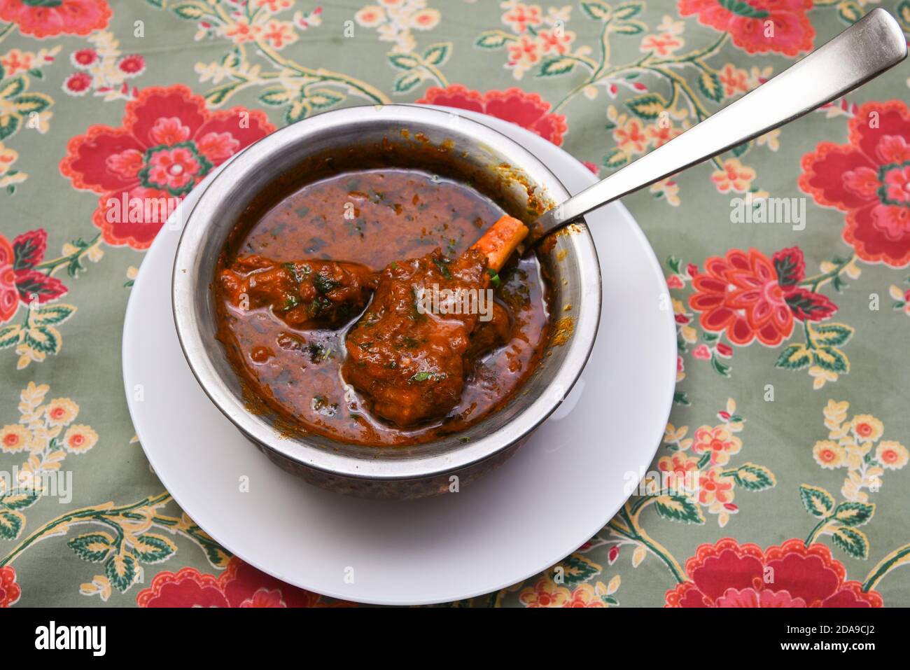 Würziges Hammelcurry Rogan josh Curry in einer Sauce aus Quark und heißen Gewürzen roten Chilischoten zubereitet. Laal Maas würziges Lamm Fleisch Curry aus Jaipur Rajasthan Stockfoto