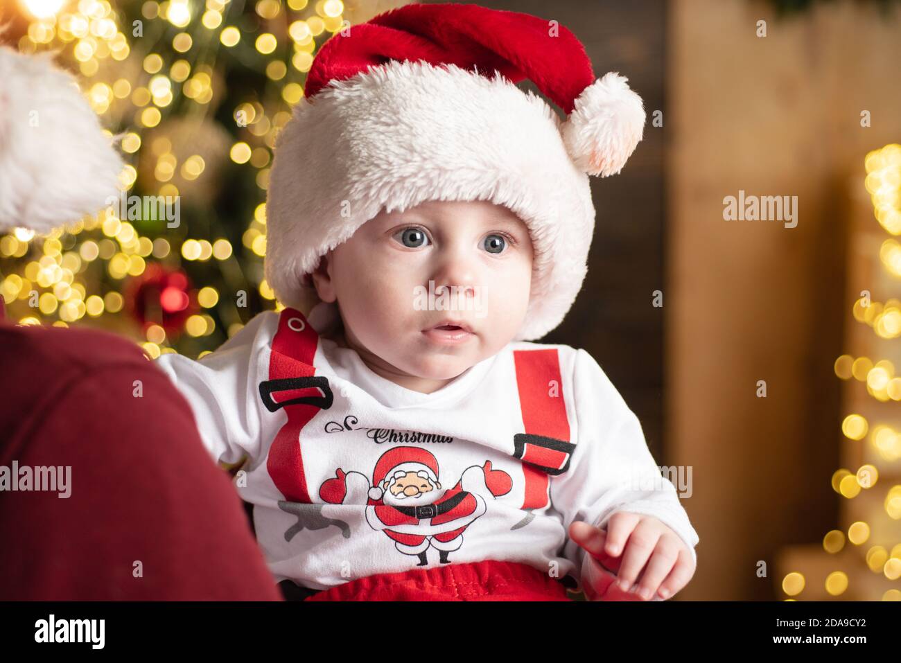 Kleines Baby im Weihnachtsmütze feiert Weihnachten. Kleinkind mit roter  Neujahrskappe. Weihnachten Grußkarte mit niedlichen Babys Stockfotografie -  Alamy