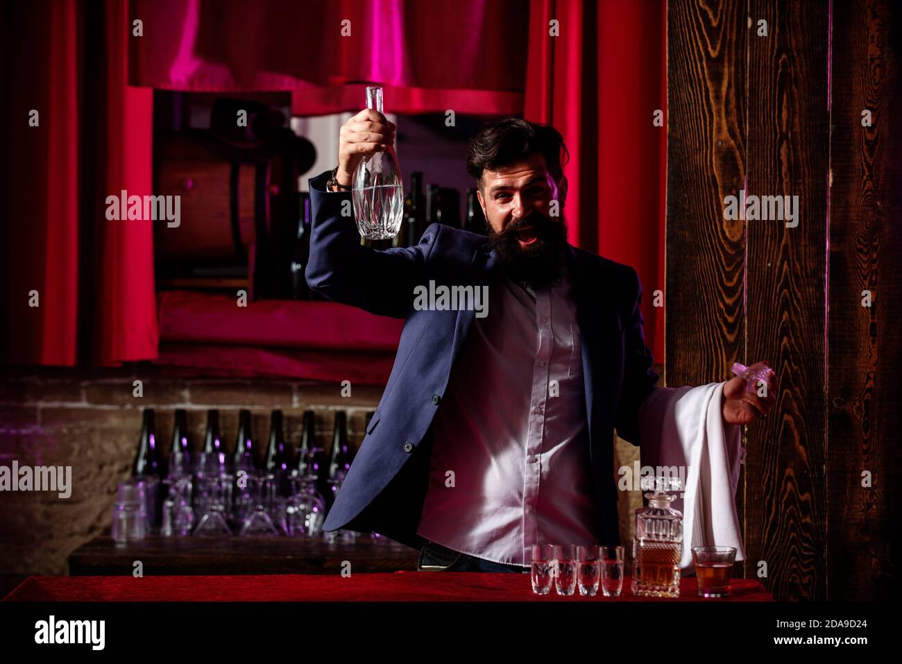 Alter Mann Mit Whiskyglas Stockfotos Und Bilder Kaufen Alamy