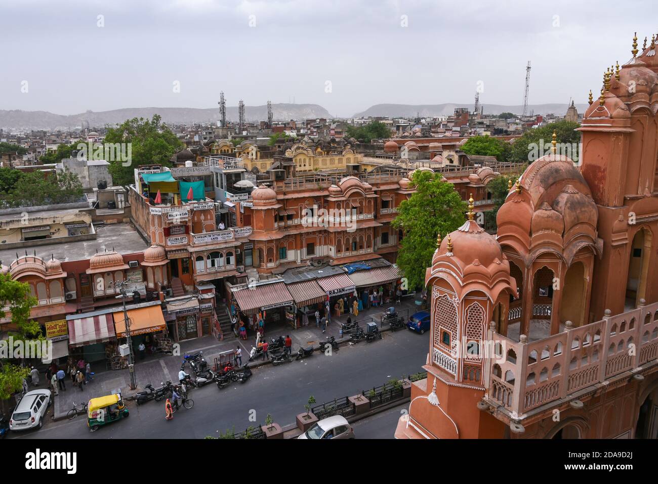 Frau Tourist an Hawa Mahal Fenster oder Rahasthan Palast der Winde oder Brise. royal Frauen zu beobachten Street Festival Jaipur, Rajasthan, Nordindien. Stockfoto