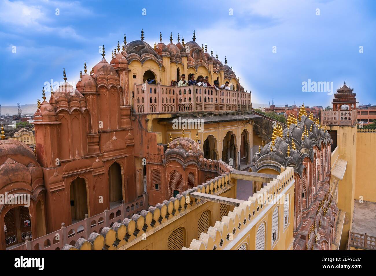 Frau Tourist an Hawa Mahal Fenster oder Rahasthan Palast der Winde oder Brise. royal Frauen zu beobachten Street Festival Jaipur, Rajasthan, Nordindien. Stockfoto