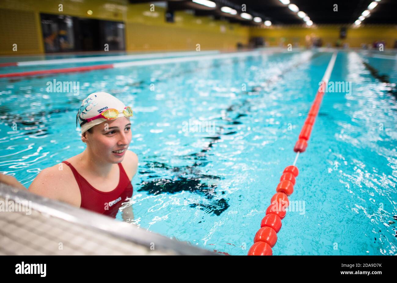 10. November 2020, Niedersachsen, Hannover: Spitzensportlerin Angelina Köhler trainiert als Schwimmerin für die deutsche Nationalmannschaft im Olympischen Trainingszentrum in Niedersachsen. Fitness-Studios, Swimmingpools und Sporthallen sind derzeit geschlossen. Im Gegensatz zu Amateur- und Breitensportlern dürfen derzeit nur Spitzensportler und Profisportler trainieren und Trainingseinrichtungen nutzen. Dennoch herrscht unter den Spitzensportlern große Unsicherheit, denn es ist nicht klar, wann wieder große Wettbewerbe wie die Olympischen Spiele und Weltmeisterschaften stattfinden können. Foto: Julian Stratenschulte/dp Stockfoto