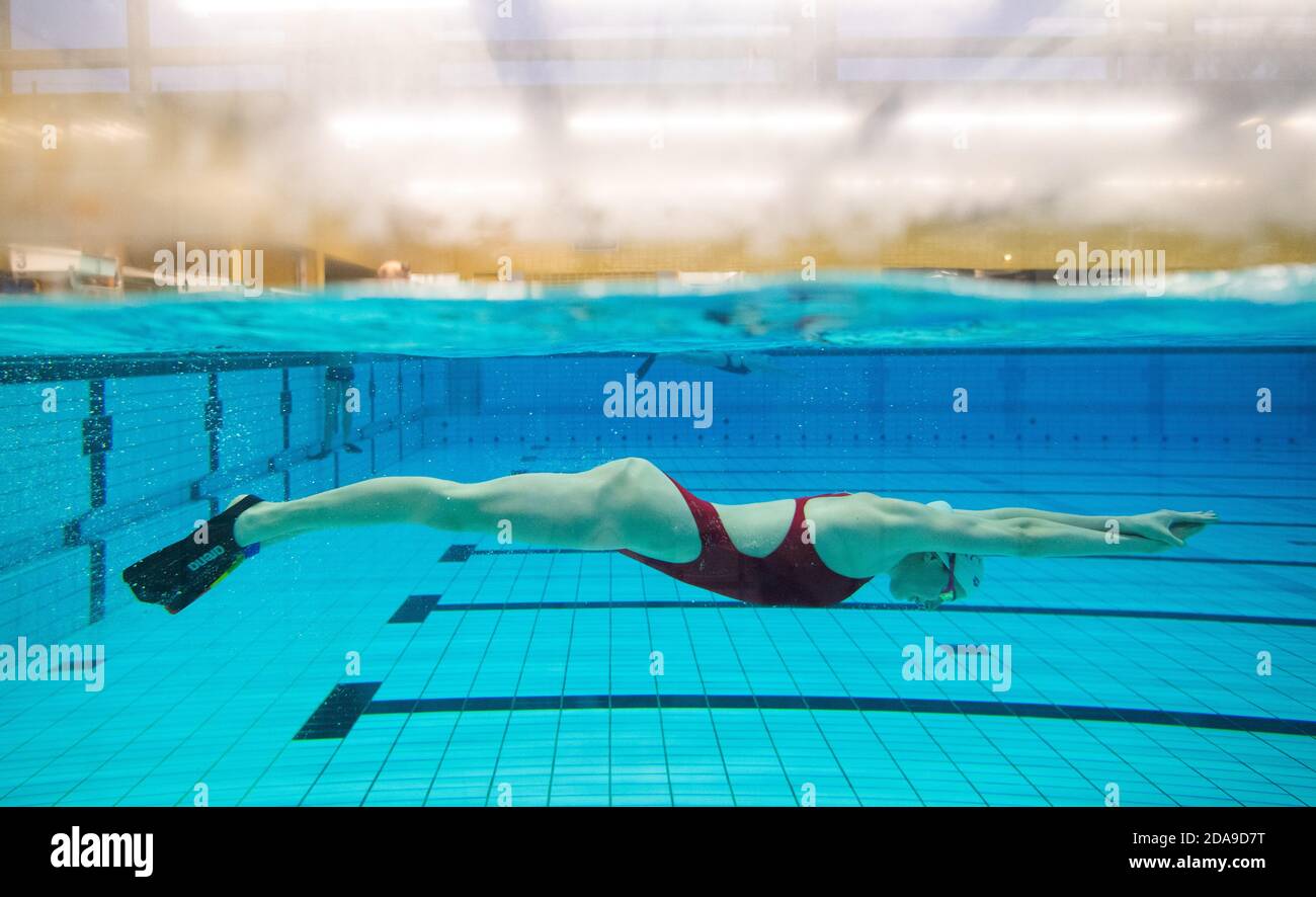 10. November 2020, Niedersachsen, Hannover: Spitzensportlerin Angelina Köhler trainiert als Schwimmerin für die deutsche Nationalmannschaft im Olympischen Trainingszentrum in Niedersachsen. Fitness-Studios, Swimmingpools und Sporthallen sind derzeit geschlossen. Im Gegensatz zu Amateur- und Breitensportlern dürfen derzeit nur Spitzensportler und Profisportler trainieren und Trainingseinrichtungen nutzen. Dennoch herrscht unter den Spitzensportlern große Unsicherheit, denn es ist nicht klar, wann wieder große Wettbewerbe wie die Olympischen Spiele und Weltmeisterschaften stattfinden können. Foto: Julian Stratenschulte/dp Stockfoto