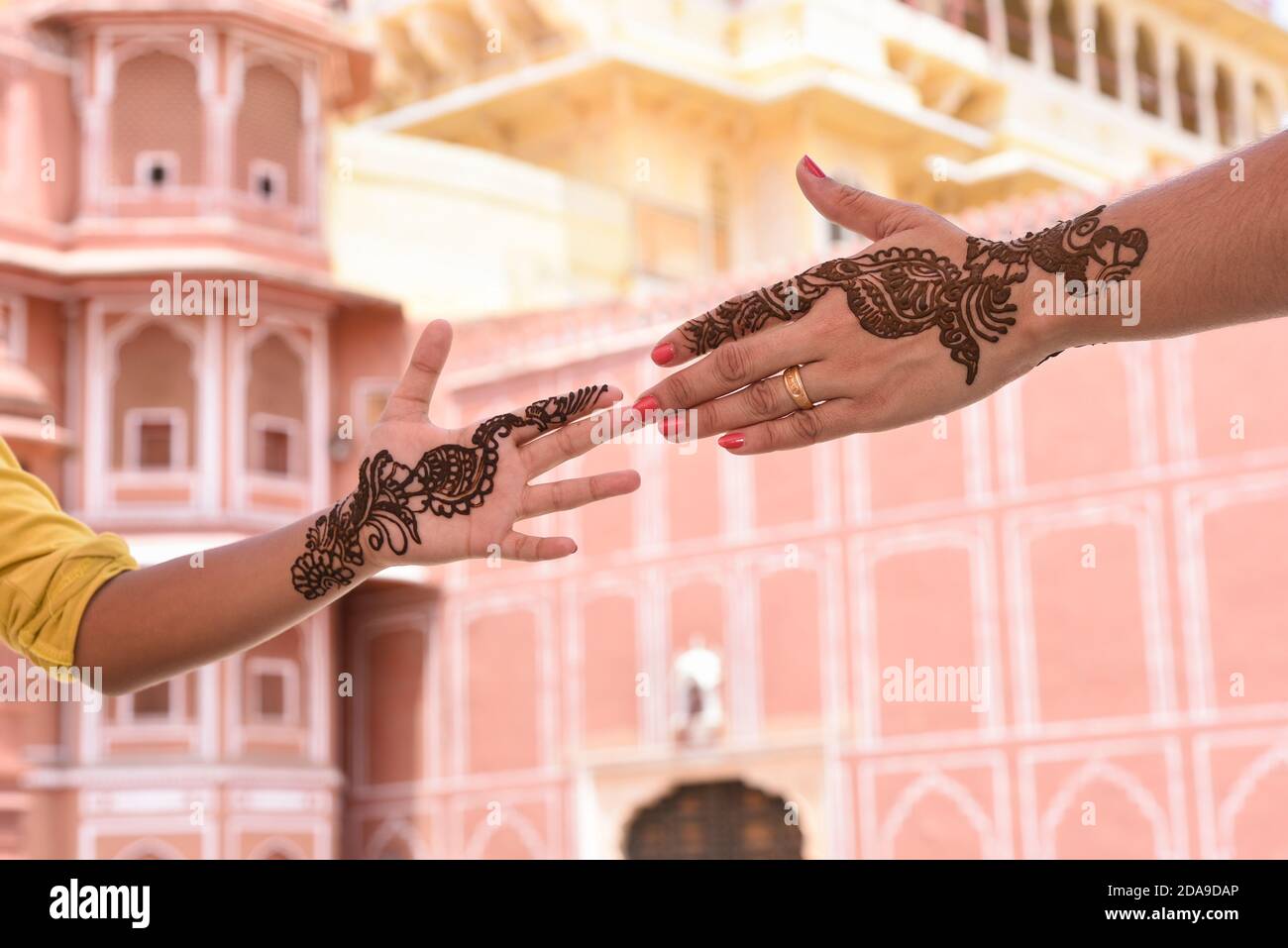 Vorderansicht der schönen Henna arabischen Design auf indischen Braut Hände auf Hochzeit in Rajasthan halten traditionellen Jahrgang. Mehndi populäre Körperkunst Stockfoto