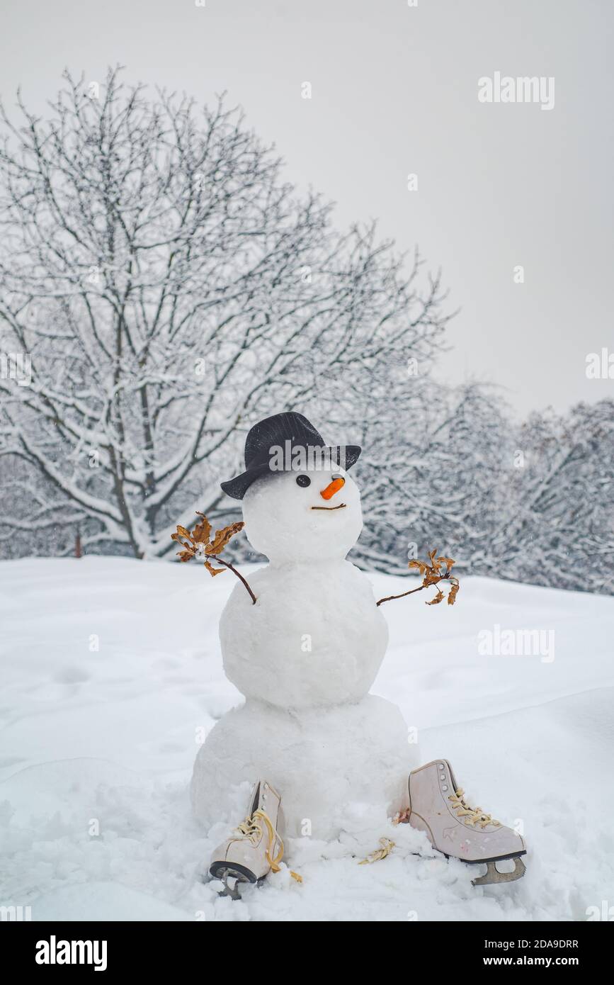 Weihnachten Hintergrund mit Schneemann. Nette Schneemänner stehen im Winter Weihnachtslandschaft. Handgemachter Schneemann im Schnee im Freien. Stockfoto