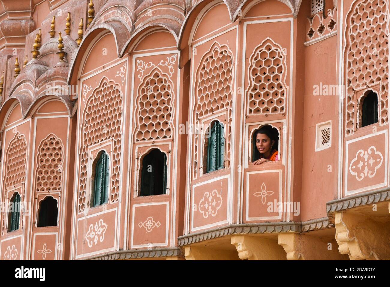 Frau Tourist an Hawa Mahal Fenster oder Rahasthan Palast der Winde oder Brise. royal Frauen zu beobachten Street Festival Jaipur, Rajasthan, Nordindien. Stockfoto