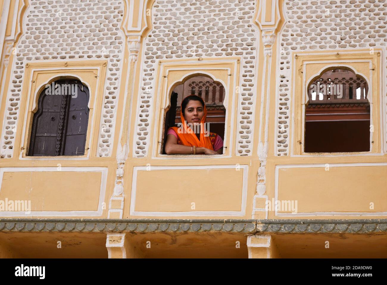 Frau Tourist an Hawa Mahal Fenster oder Rahasthan Palast der Winde oder Brise. royal Frauen zu beobachten Street Festival Jaipur, Rajasthan, Nordindien. Stockfoto