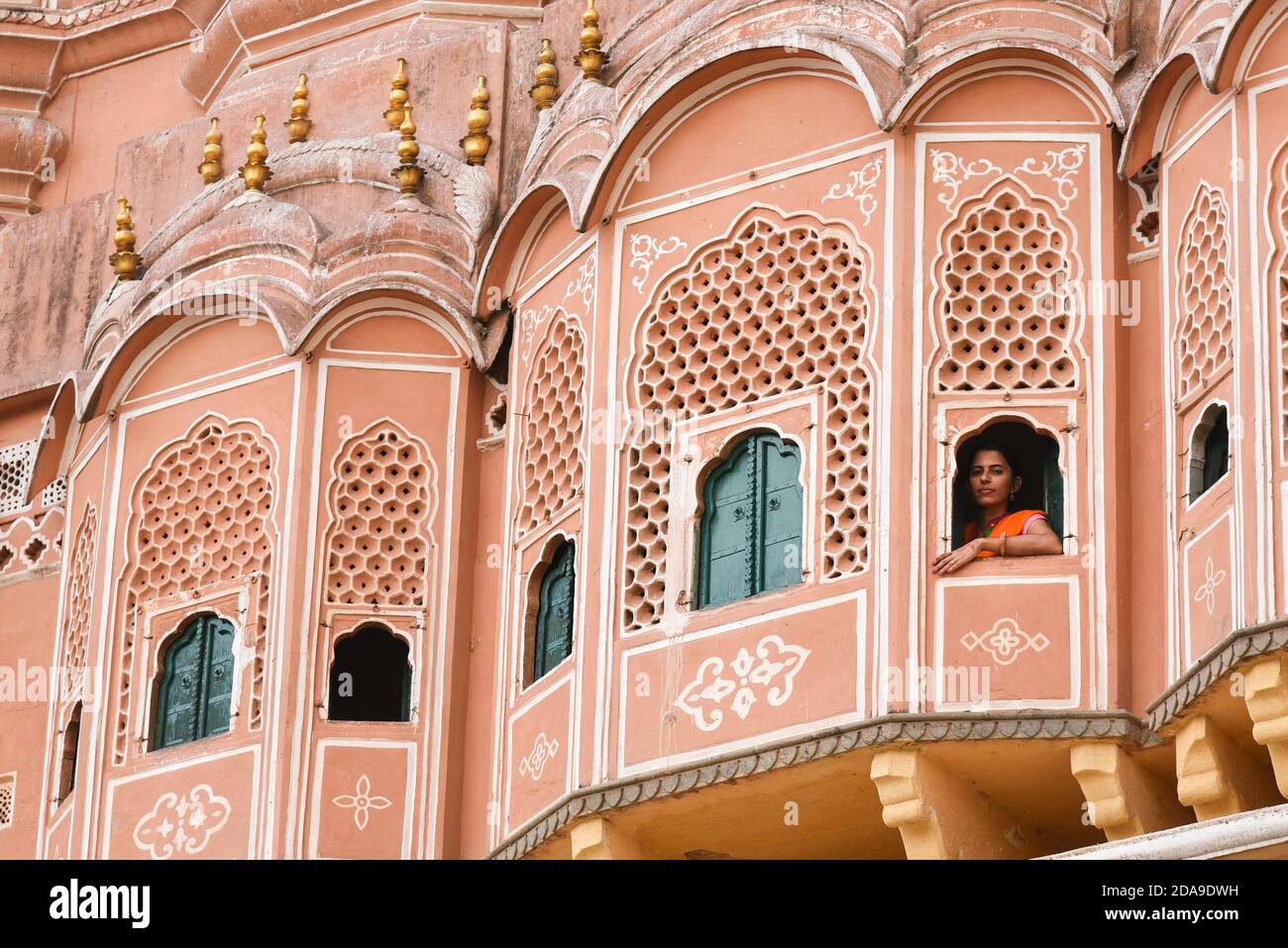Frau Tourist an Hawa Mahal Fenster oder Rahasthan Palast der Winde oder Brise. royal Frauen zu beobachten Street Festival Jaipur, Rajasthan, Nordindien. Stockfoto