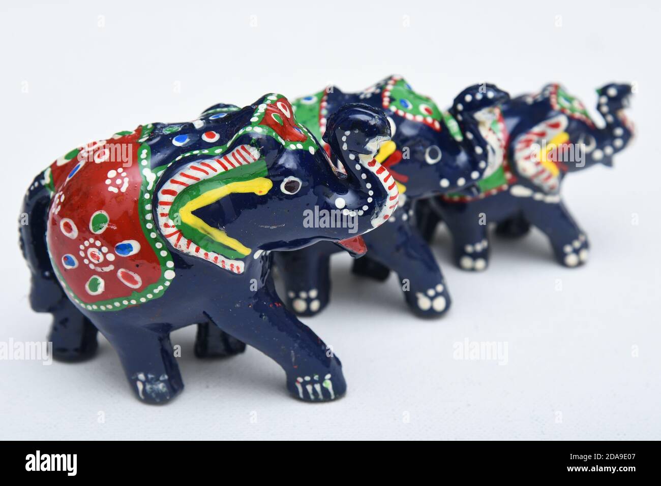 Dekoriert Elefanten, Jaipur Rajasthan Indien. Indisches Handwerk handgemacht wunderschön in grün, blau und rot bemalt. Pooram ist ein Fest der Elefanten. Stockfoto