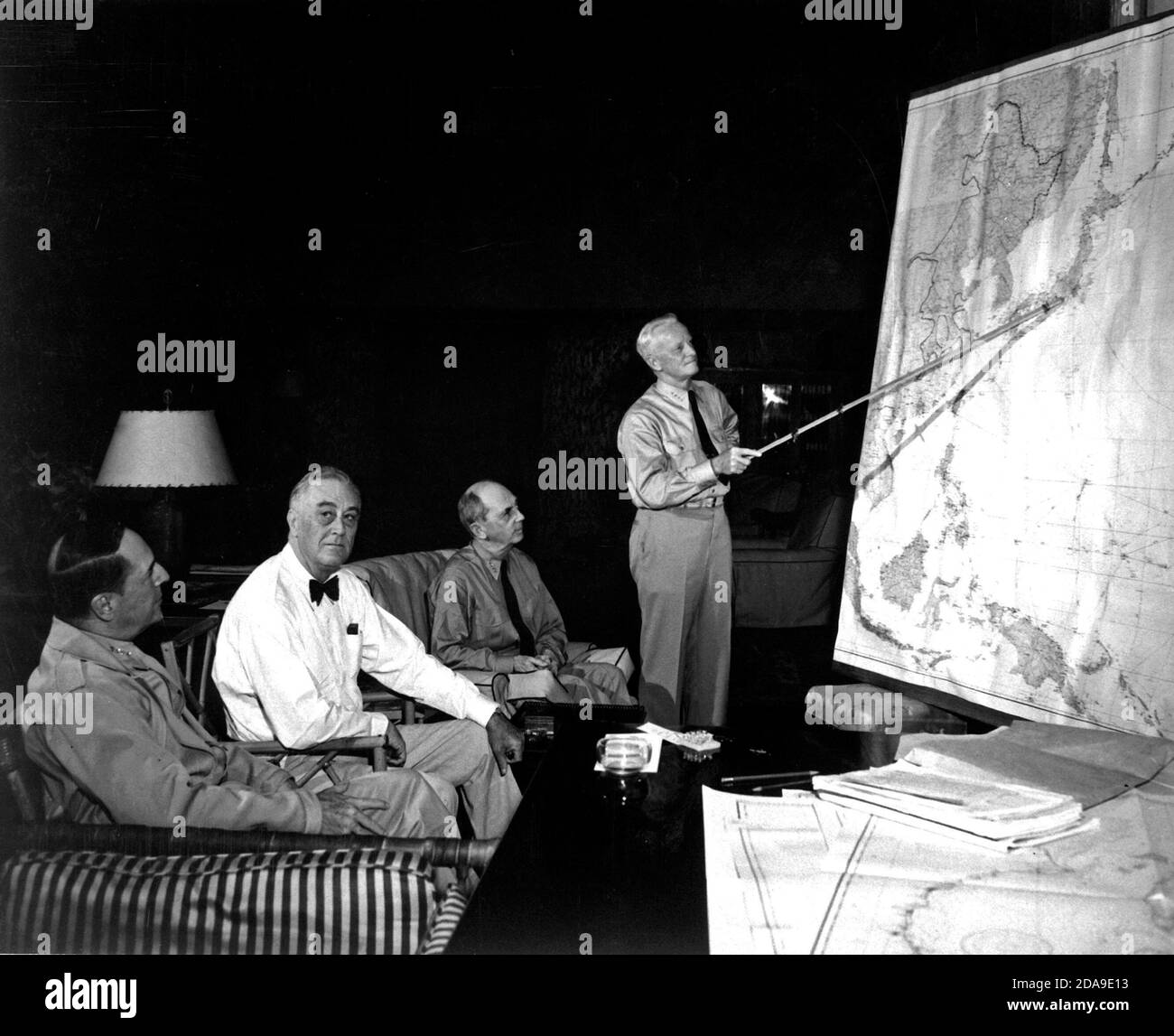 Präsident F. D. Roosevelt bei einer Konferenz mit General Douglas MacArthur, Admiral Chester Nimitz, Admiral W. D. Leahy, während einer Tour auf Hawaii, 28. Juli 1944 Stockfoto