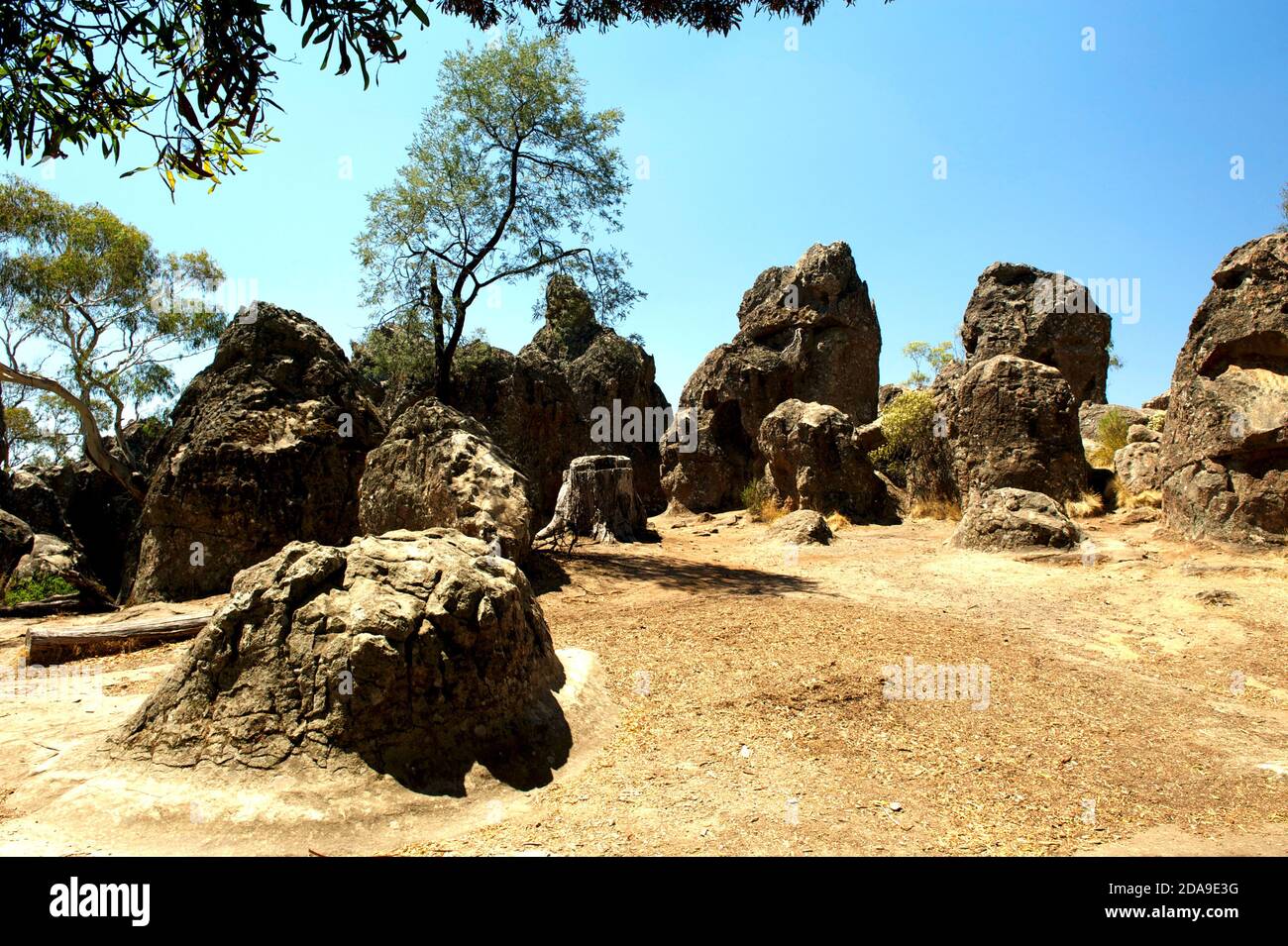 Ein Ring aus Felsen ist ein guter Ort für ein unheimliches Picknick, hoch oben auf Hanging Rock im Zentrum von Victoria, Australien - genau wie im Film. Stockfoto