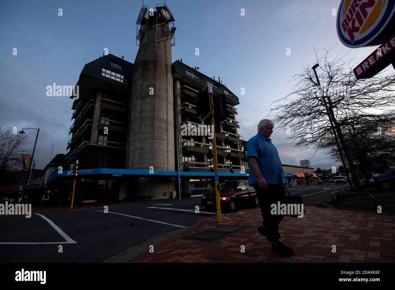 Horologe John Rogers überholen die Uhr im Civic House, Nelson, Neuseeland Stockfoto