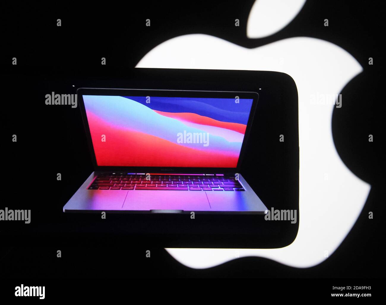 Ukraine. November 2020. In dieser Fototafel das neue MacBook Pro auf einem Handy-Bildschirm.Apple präsentierte seine neuen Produkte der MacBook-Serie Computer während einer Apple-Veranstaltung. Kredit: SOPA Images Limited/Alamy Live Nachrichten Stockfoto