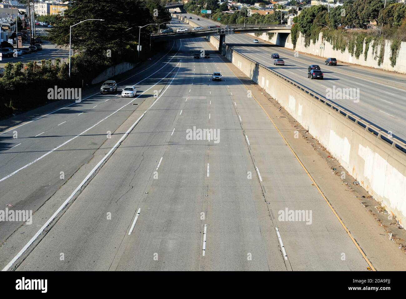 Die 280 Freeway in San Francisco, Kalifornien an einem frühen Morgen während der Coronavirus-Pandemie 2020; wenig Verkehr, wenige Pendler, nahe leer. Stockfoto