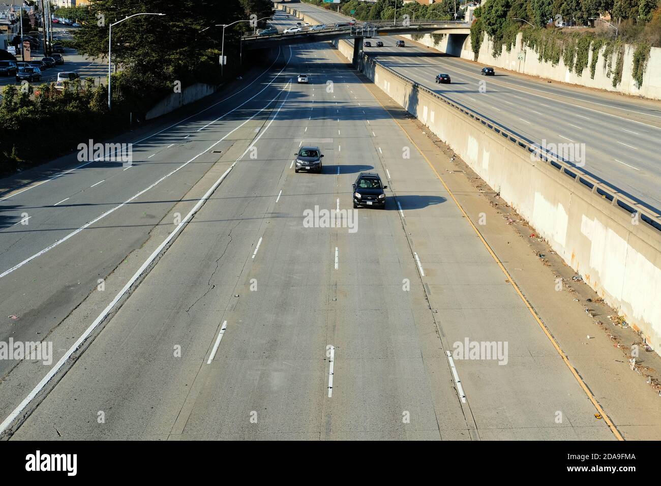 Die 280 Freeway in San Francisco, Kalifornien an einem frühen Morgen während der Coronavirus-Pandemie 2020; wenig Verkehr, wenige Pendler, nahe leer. Stockfoto